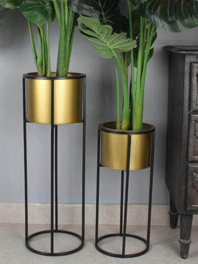 Set of 2 planters with stand